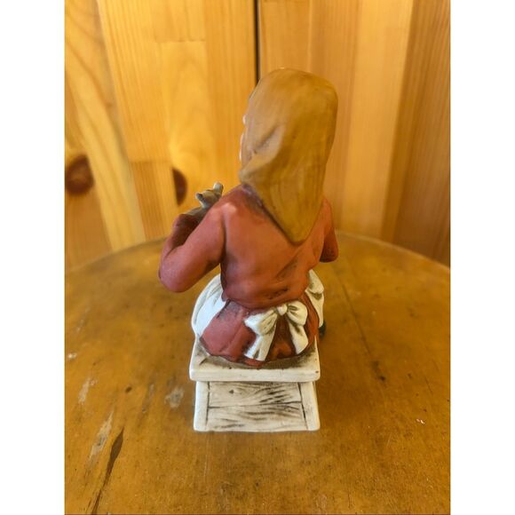 Vtg Grandma Flambro Figurine Lady with Bird Box on Bench Approx 5.5" (5555) - Picture 3 of 6